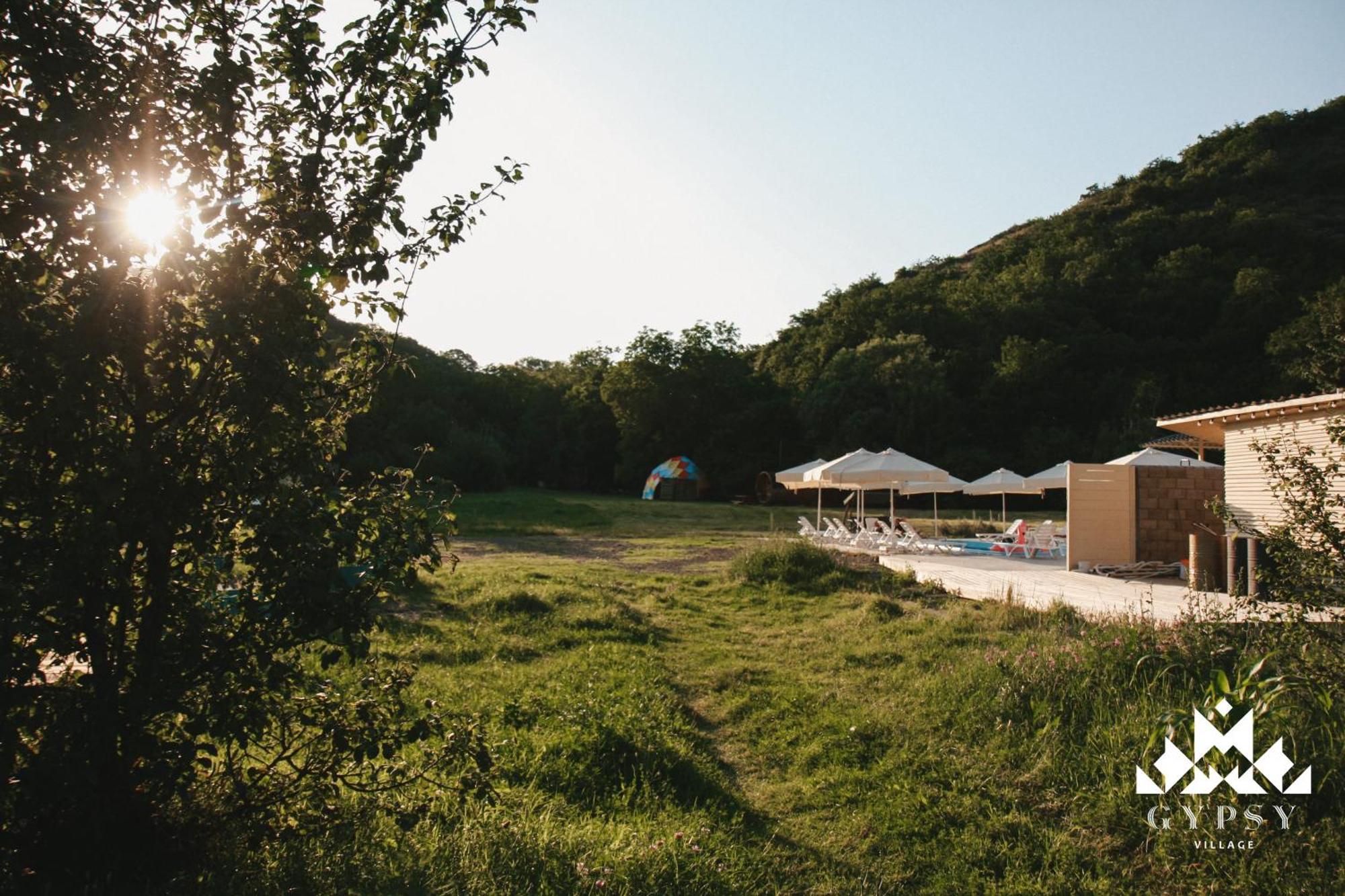 Gipsy Village Park Hotel Asureti Extérieur photo